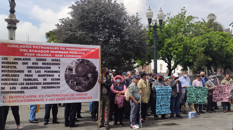 Pensionistas ferroviarios exigen reforma al Decreto 1057 para que se cumpla con el pago de sus jubilaciones. Foto: Karina Sotalín/ EL COMERCIO