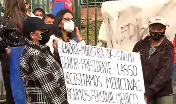Médicos y pacientes realizaron un plantón el pasado 1 de junio del 2022 en las afueras del Hospital Enrique Garcés. Foto: captura