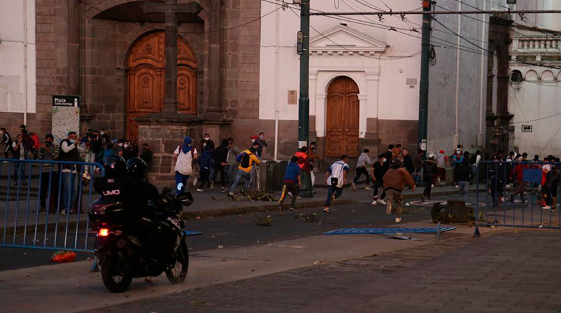 Los motorizados dispersaron a la gran mayoría de manifestantes que se concentraron en la Plaza de Santo Domingo. Foto: Diego Pallero / EL COMERCIO