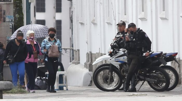 Agentes motorizados de la Policía recorren las calles de la capital. Verifican que el orden ciudadano se mantenga en esos espacios. Foto: Diego Pallero / EL COMERCIO