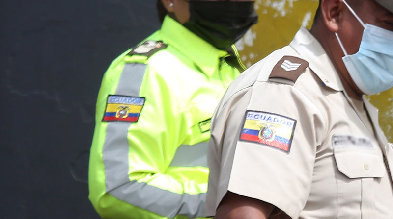Imagen referencial. Agentes de la Policía hallaron la placa del vehículo en el que se movilizaba el joven, junto al cadáver de la víctima, en Quito. Foto: EL COMERCIO