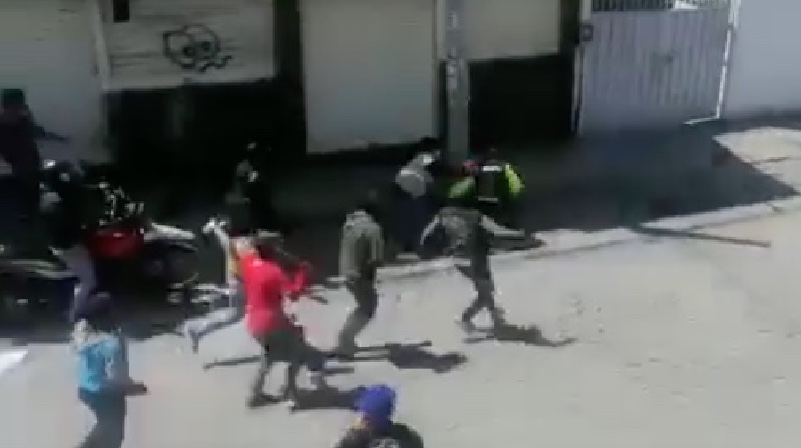 Un policía fue linchado, cerca de la Fiscalía de Cotopaxi. Foto: Captura de video