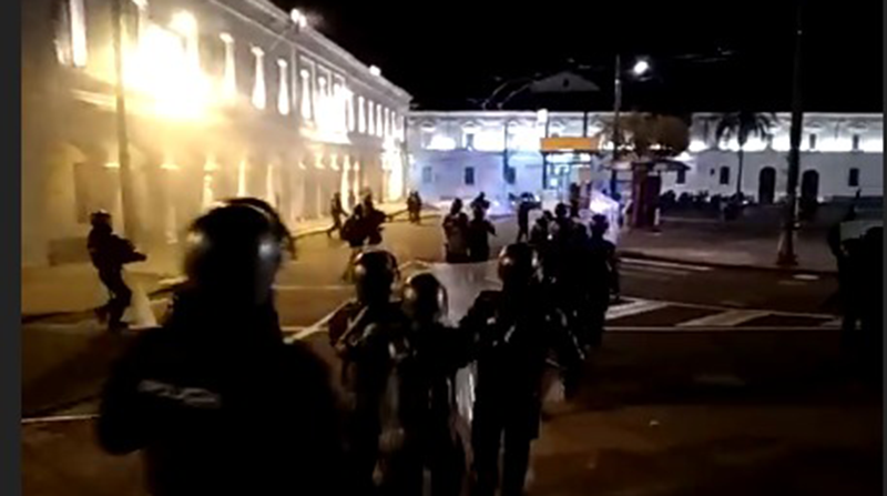 Imagen referencial. Policías antimotines en la Plaza Santo Domingo durante las protestas de la noche del 15 de junio del 2022. Foto: Captura