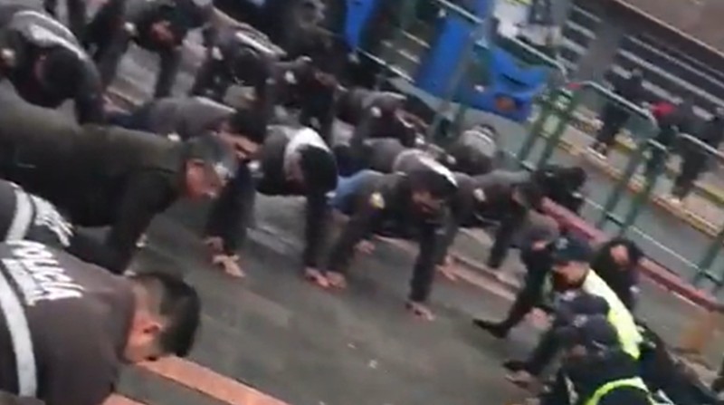 Agentes de la Policía y de la Agencia Metropolitana de Tránsito cumplieron este viernes 10 de junio un castigo físico. Foto: Captura