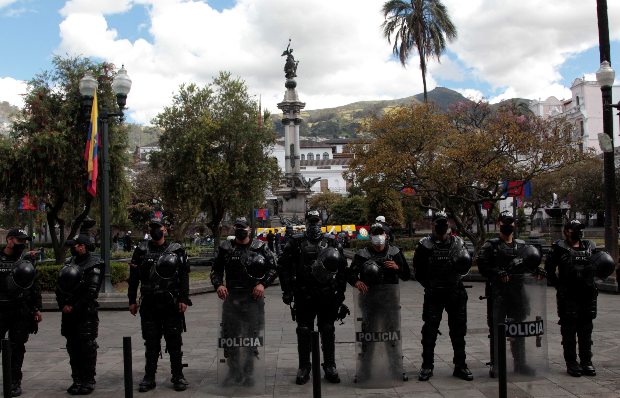 Agentes antimotines custodian la Plaza Grande el martes 10 de agosto del 2021. Foto: Archivo / EL COMERCIO
