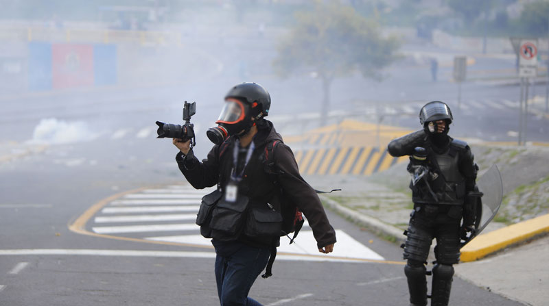 Durante las protestas se han registrado ataques a periodistas y trabajadores de la prensa en Ecuador. Foto: Patricio Terán/ EL COMERCIO