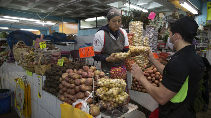 Las comerciantes hablan de la afectación a los precios en el mercado Santa Clara, centro-norte de Quito, por las protestas. Foto: Diego Pallero/ EL COMERCIO