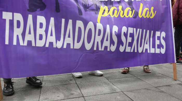 Las personas esperaron a las representantes de las trabajadoras sexuales en los exteriores de la Alcaldía. Foto: Diego Pallero/ EL COMERCIO