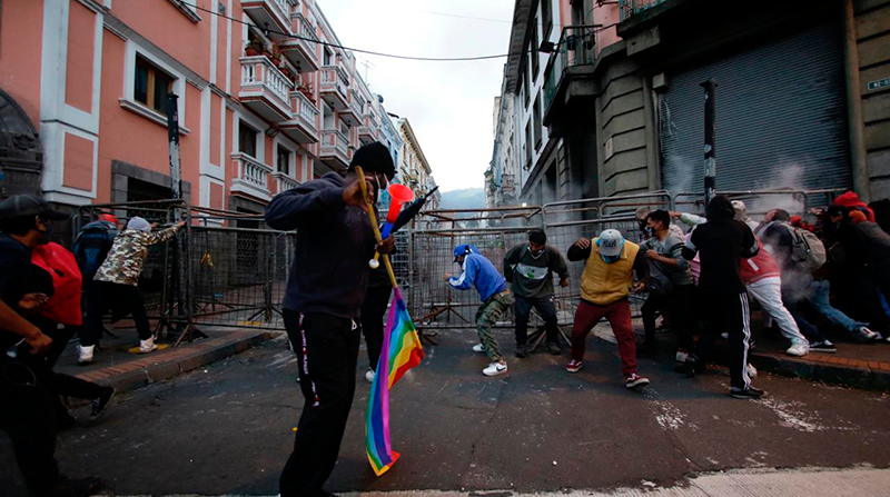 Los manifestantes intentaron retirar el vallado custodiado por la Policía Nacional. Foto: Carlos Noriega / EL COMERCIO