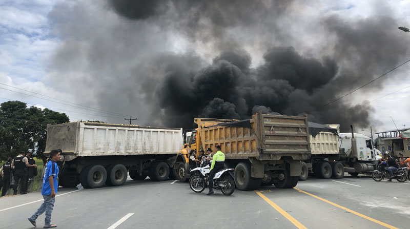 El bloqueo de vías y la suspensión del transporte de productos son algunas de las actividades que han sido afectadas por las protestas en Ecuador. Foto: Enrique Pesantes/ EL COMERCIO