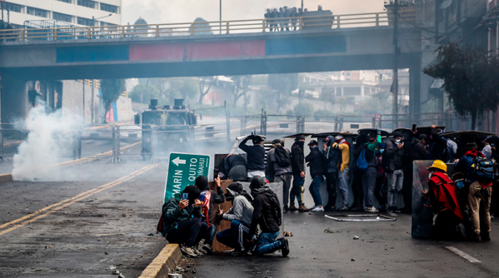 Enfrentamientos en la av. 12 de Octubre durante el paro nacional 2022. Foto: EL COMERCIO