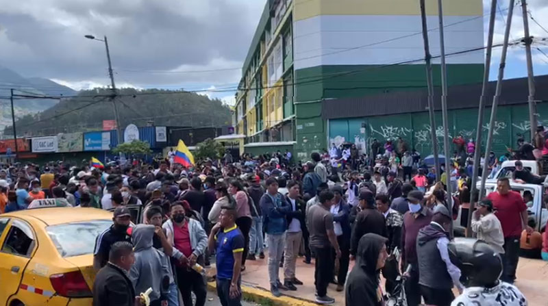 Las personas que llegaron masivamente se detuvieron en el sector de la Villaflora, sur de Quito. Foto: Carlos Noriega/ EL COMERCIO