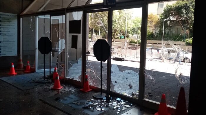 El edificio de la Fiscalía en Quito fue atacado este martes 21 de junio de 2022. Foto: Twitter