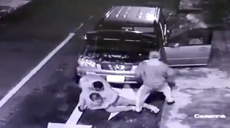 Un hombre y una mujer son atacados por otras personas, mientras revisaban el motor de un vehículo, en Quito. Foto: Captura de pantalla del video.