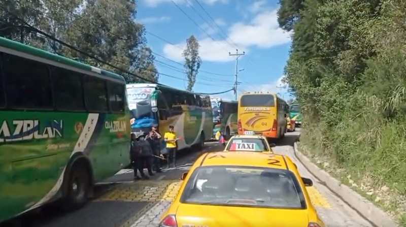 Varios buses, taxis y camionetas bloquearon el paso en Sangolquí. Foto: Captura de video