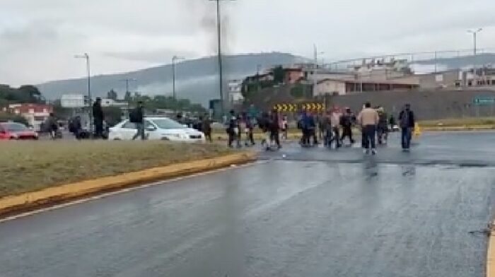 Un grupo de manifestantes retienen a policías en Guayllabamba. Foto: Redes sociales