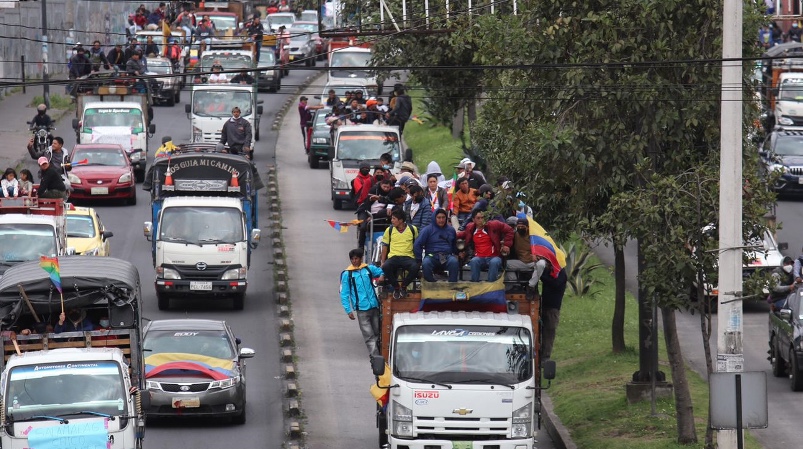 En Quito se registra una caravana de decenas de volquetas, camionetas y taxis. Foto: EL COMERCIO