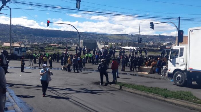 En Quito se registran cierres viales como en la vía Mariscal. Foto: EL COMERCIO