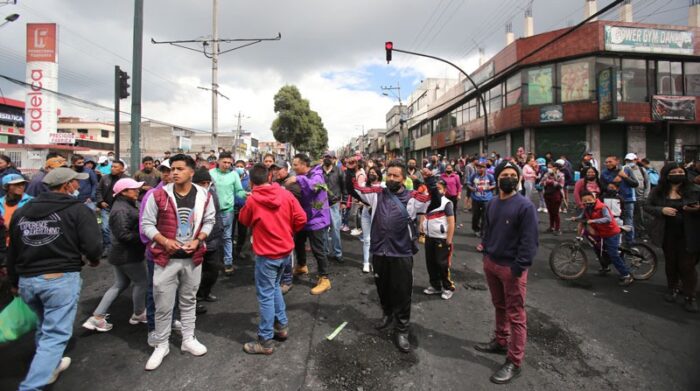 La Policía Nacional envió un fuerte contingente de efectivos para controlar actos violentos en los barrios del sur de Quito. Foto: EL COMERCIO