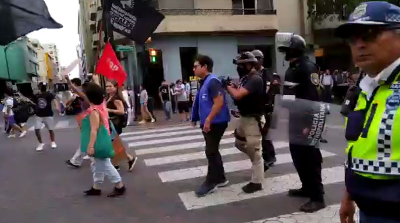Un agente de control del Municipio de Guayaquil protagonizó un incidente con un activista, durante una movilización el 22 de junio de 2022. Foto: EL COMERCIO