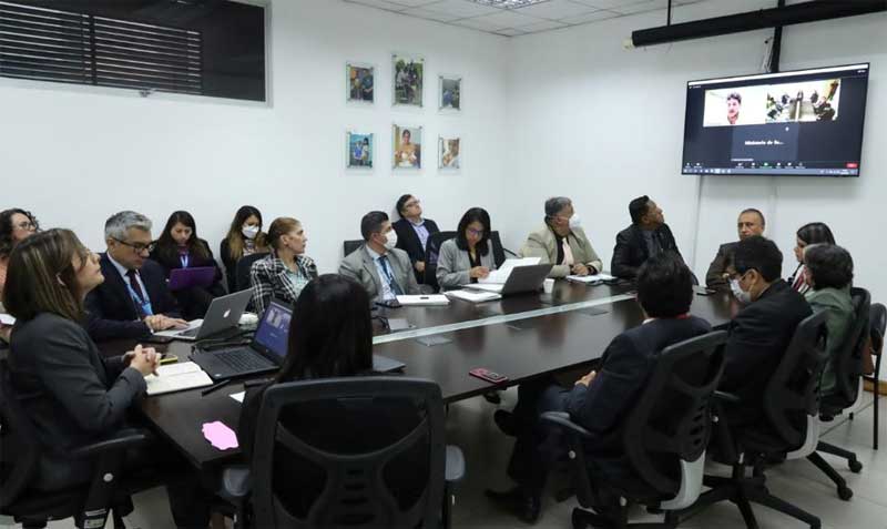 Representantes de la Federación Médica Ecuatoriana y de colegios de médicos se reunieron el 30 de mayo del 2022 con la ministra de Salud, Ximena Garzón. Foto: Twitter FME