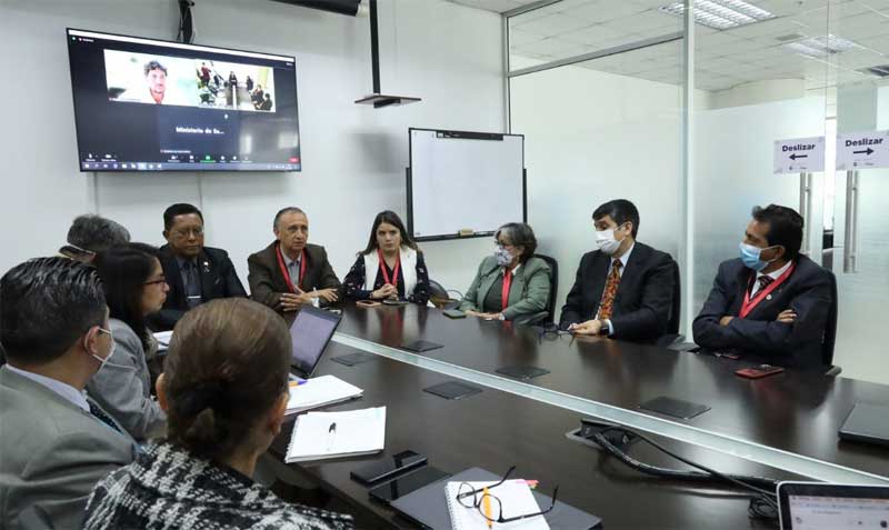 Representantes de la Federación Médica Ecuatoriana y del Colegio de Médicos Pichincha se reunieron con la Ministra de Salud el 30 de mayo del 2022. Foto: Twitter Ministerio de Salud