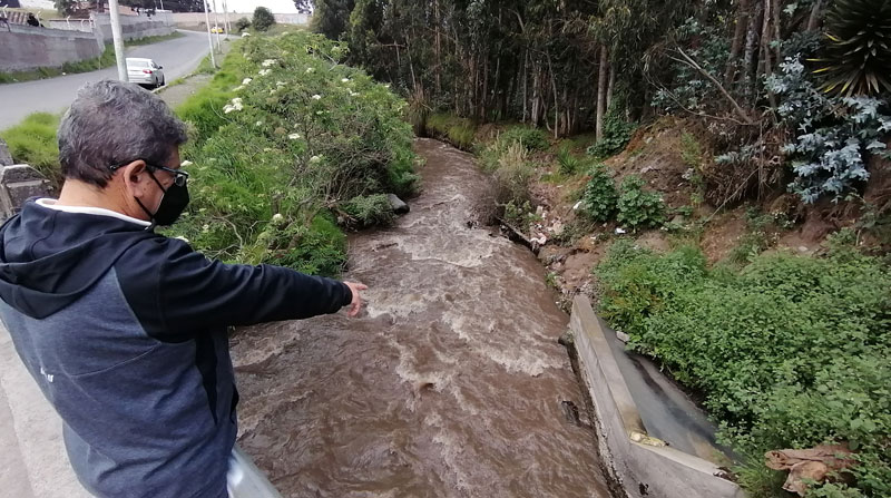 El río Chibunga está contaminado con las aguas servidas que recibe de los sistemas de alcantarillado de Riobamba y otros sectores Foto: Modesto Moreta/ EL COMERCIO