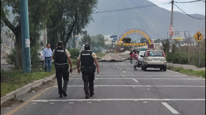 Hasta el medio día del jueves 23 de junio la Policía no pudo despejar las vías en San Antonio de Pichincha. Foto: EL COMERCIO