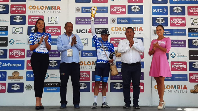 Santiago Montenegro en el podio de la Vuelta a Colombia, el 10 de junio del 2022, como líder de la montaña. Foto: cortesía Movistar Best PC