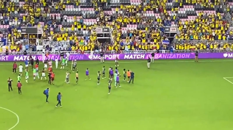 Al final del partido los jugadores y el cuerpo técnico aplaudieron a los hinchas de Ecuador, el 11 de junio del 2022. Foto: captura de pantalla