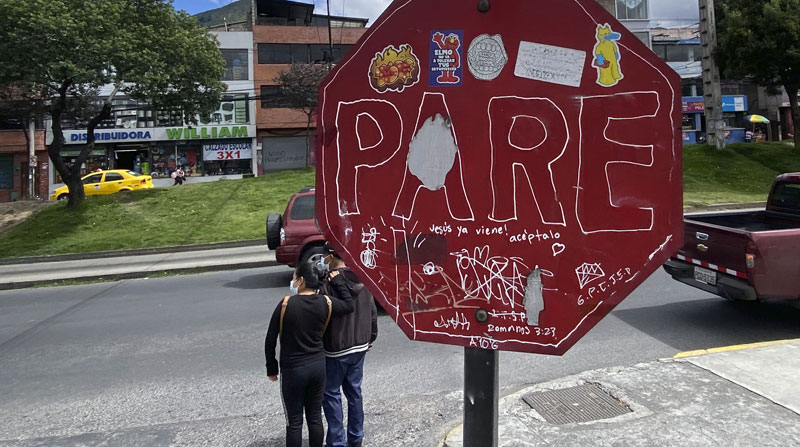 Las señales de tránsito son afectadas con pintura, volantes o destrozadas. Foto: Patricio Terán/ EL COMERCIO