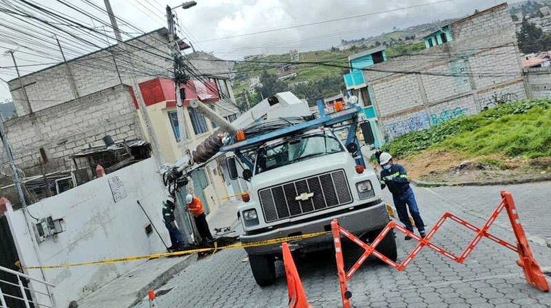 Imagen referencial. La Empresa Eléctrica Quito (EEQ) dijo que el servicio de electricidad y alumbrado operará de forma normal, durante las movilizaciones. Foto: Twitter EEQ