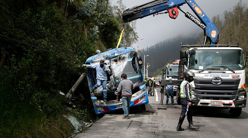 El bus quedó con el parabrisas roto tras el siniestro. Foto: Carlos Noriega / EL COMERCIO