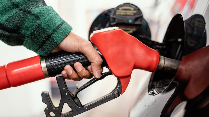 La venta de la nueva gasolina súper estará en 45 estaciones de servicio propias y 180 afiliadas. Foto: Freepik