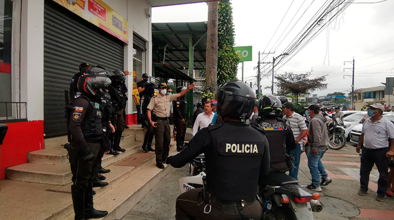 Uniformados de la Policía Nacional impidieron que un supermercado sea saqueado. Foto: Policía