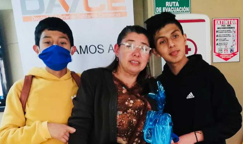 Susana Flores junto a sus dos hijos en la Fundación Jóvenes Contra el Cáncer. Foto: cortesía