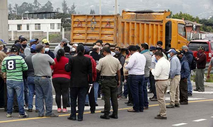 Imagen referencial. Los transportistas ubicaron sus vehículos a un costado de la Ruta Viva. Foto: Patricio Terán / EL COMERCIO