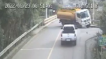 El tanquero se volcó mientras transitaba sobre el puente Sixto Durán Ballén. Foto: Captura de pantalla.