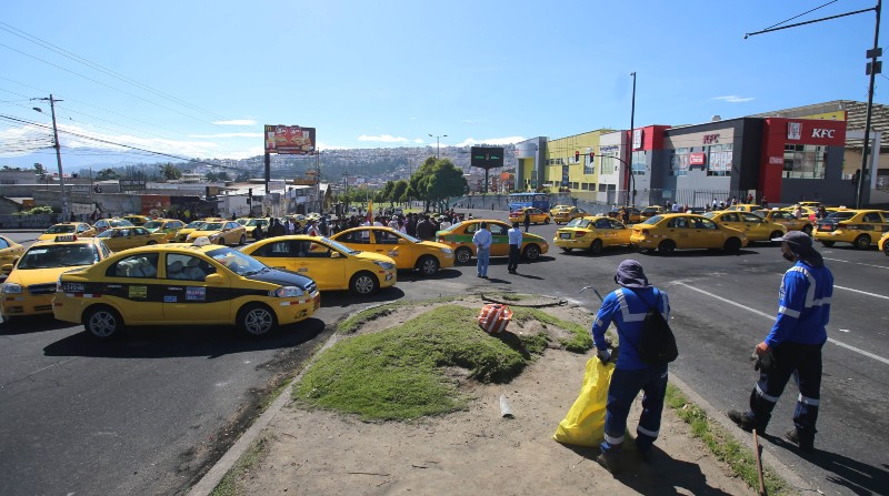 El gremio de taxistas cerró con sus unidades un tramo de la avenida Mariscal Sucre, en la entrada a La Roldós. Foto: Julio Estrella / EL COMERCIO