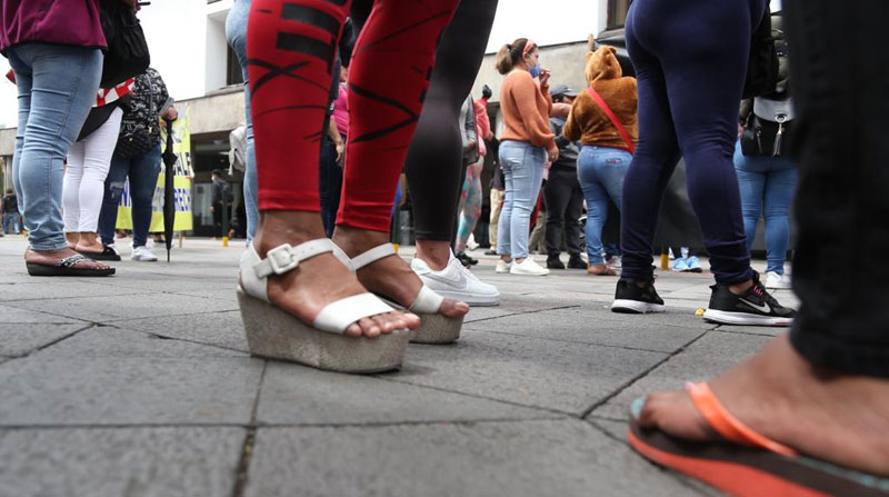 Las trabajadoras sexuales bloquearon el tránsito en el sector de San Blas, como protesta contra una medida del Municipio para reubicarlas. Foto: Diego Pallero/ EL COMERCIO