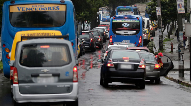 La congestión se registró en sectores como la av. Mariscal Sucre. Foto: Carlos Noriega/ EL COMERCIO
