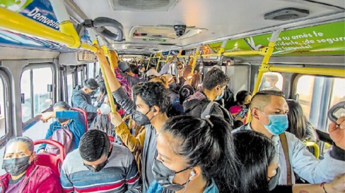 El bus articulado que salió de la Estación de Guamaní hacia El Recreo circuló lleno de pasajeros a las 08:00 del pasado martes. Foto: Carlos Noriega / El Comercio