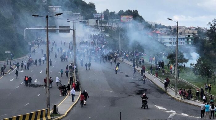 Cierre de la av. Oriental en el sector de El Trébol en el centro sur de Quito cerca de las 16:00 de este 21 de junio. Foto: Diego Pallero / El Comercio