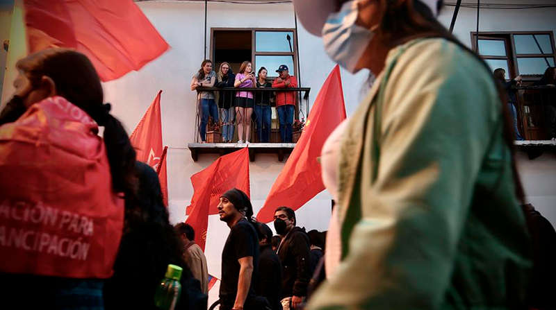 Los docentes también marcharon por presupuesto para educación y salud. Foto: Diego Pallero / EL COMERCIO
