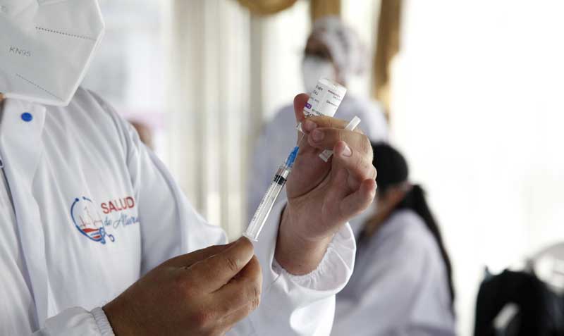 Especialistas recomiendan que la vacuna contra el covid se aplique cuando no haya síntomas de la enfermedad. Foto: Archivo / EL COMERCIO