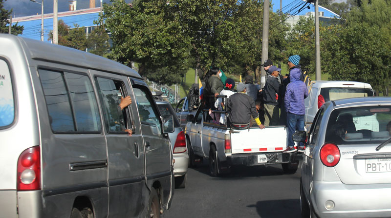 En algunas calles de Quito existen cierres viales por bloqueos que hacen las personas que participan en las protestas. Foto: Julio Estrella/ EL COMERCIO