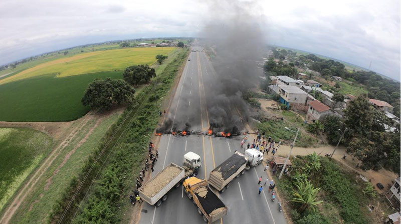 Los bloqueos en el cantón Santa Lucía afectaron a pasajeros y conductores que usan esa carretera en Guayas. Foto: Enrique Pesantes/ EL COMERCIO