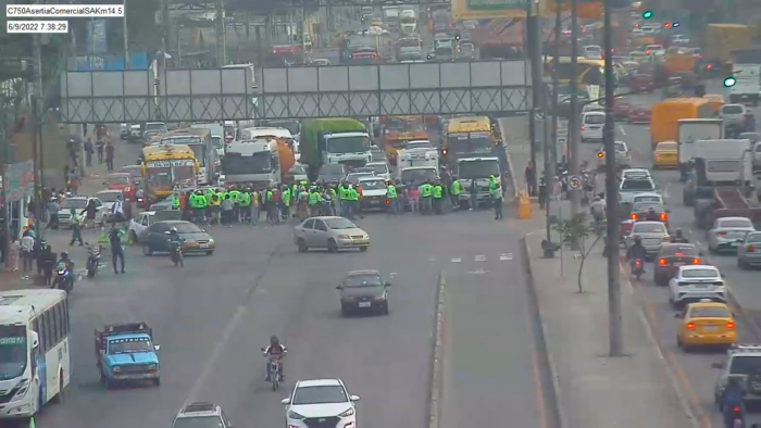 La vía a Daule fue bloqueada por motorizados que protestaban por la restricción de la ANT para que dos hombres circulen en una moto. Foto: Cortesía Jorge González