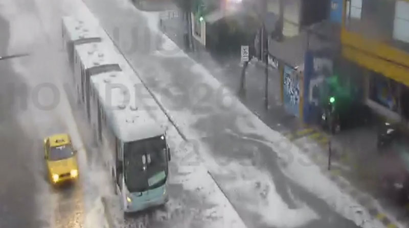 El flujo de agua lluvia con hielo complicó el paso de los buses de la Ecovía en esa avenida del norte de la ciudad. Foto: ECU 911