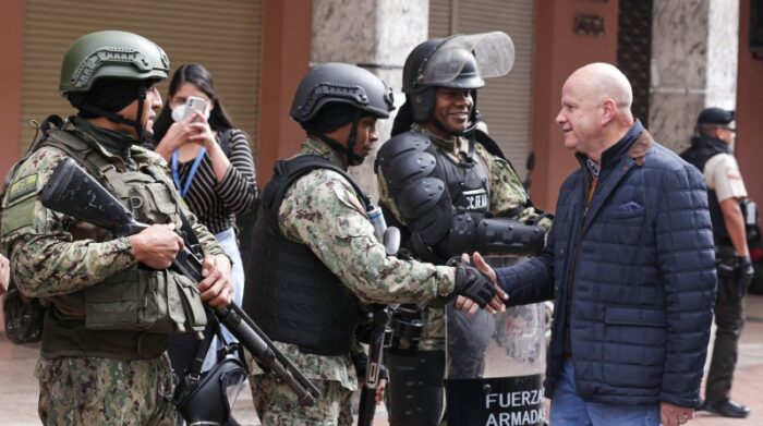 Borrero salió al Centro Histórico para agradecer a los miembros de las Fuerzas Armadas y Policía Nacional. Foto: Cortesía Alfredo Borrero